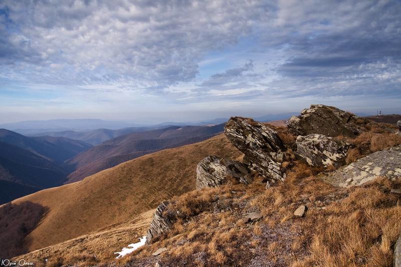 карпати, боржава, скелі посеред гір фото превью