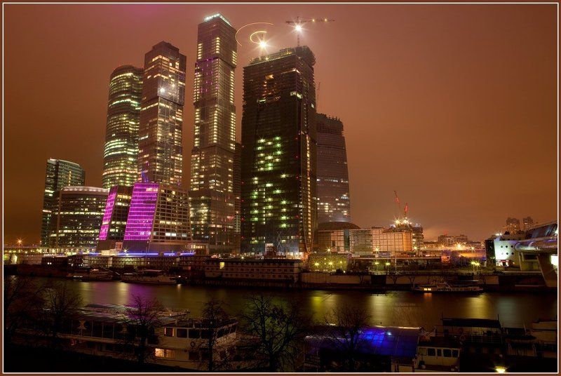 в небе над нами высится башенный кран фото превью