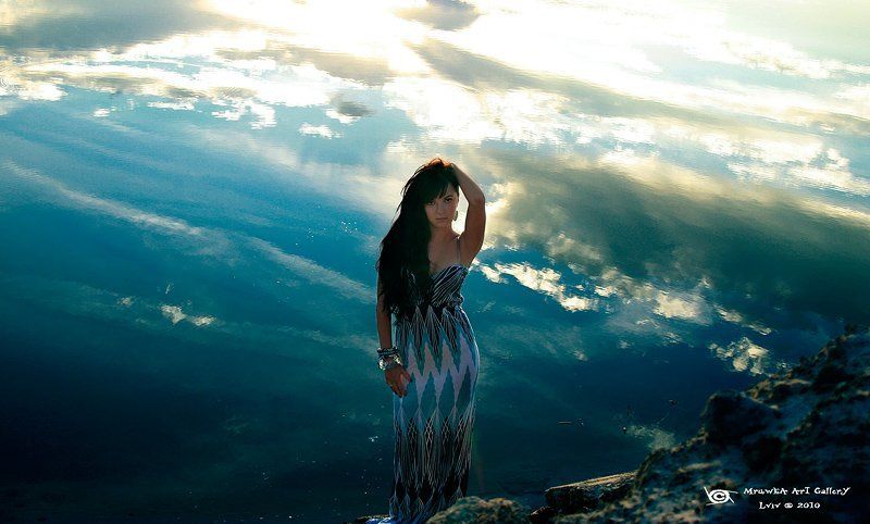 девушка, небо, высота, платье, свет, облака на краю земли /2 фото превью