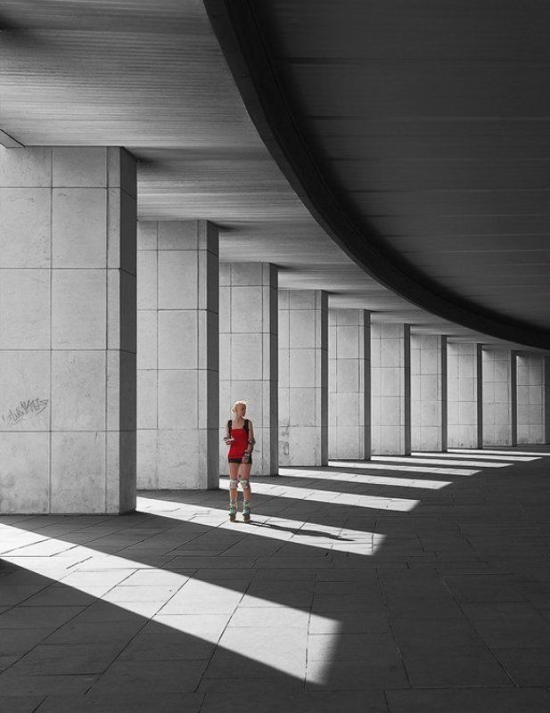 город, жизнь, жанр, улица, street, life, чб, ч/б alone in  red фото превью