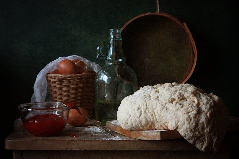 тесто, повидло, сито, яйцо Натюрморт с тестом... фото превью