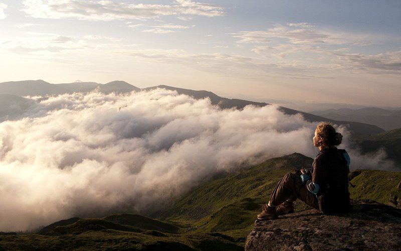 карпаты, облака, девушка над облаками фото превью