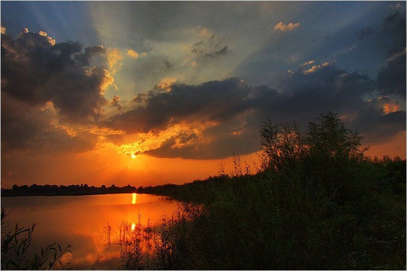 Закат над озером фото превью