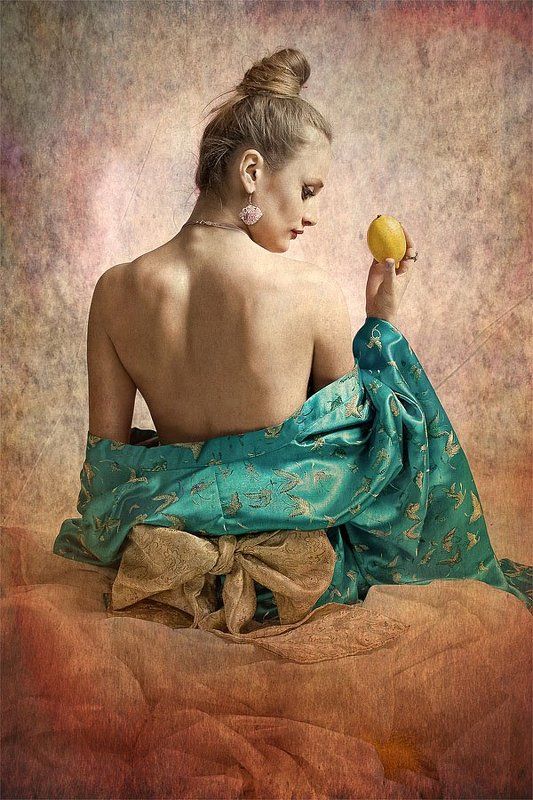 Девушка сидящая на коленях с лимоном в правой руке фото превью