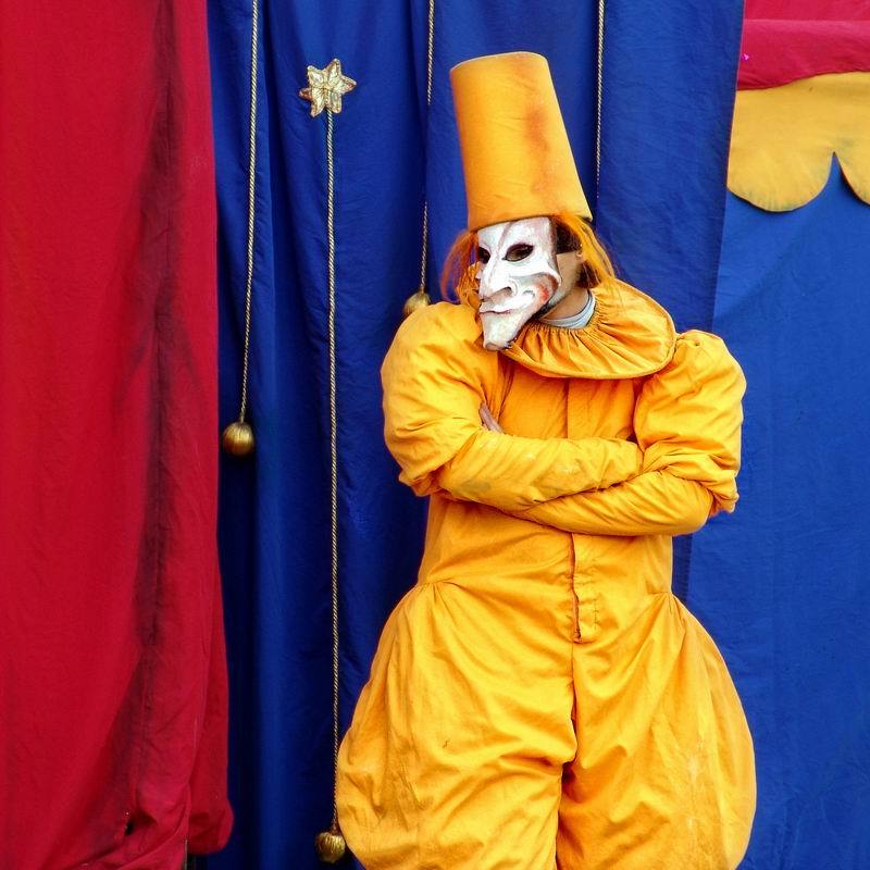 портрет жёлтый фото превью