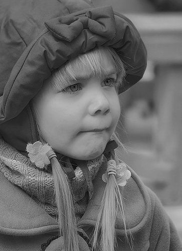 Уронила в речку мячик...