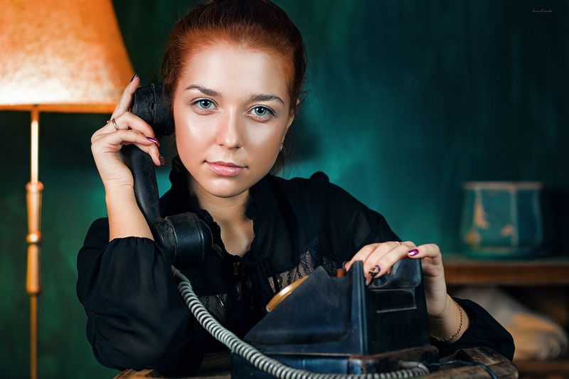 люди,девушка, портрет, телефон, взгляд, глаза, рыжая, красота, молодая, фон, текстура, стол, фотокузница, ivankovale забытые вещи фото превью