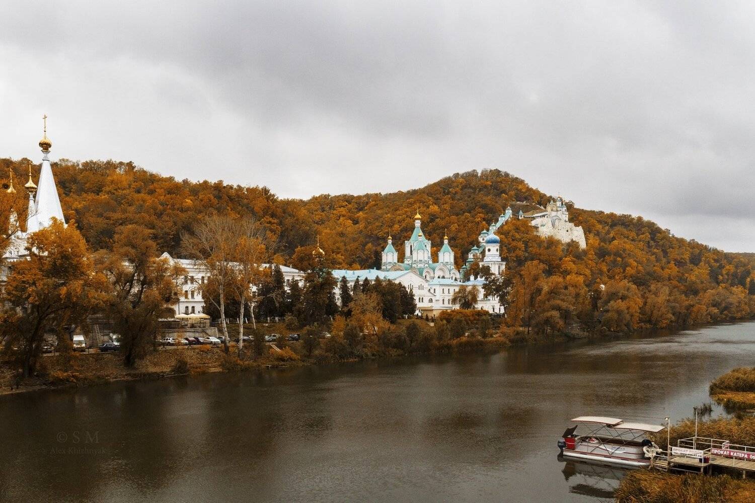 Святогорск, монастырь, Лавра, река, осень, листва, лес, деревья, горы, лодка, склон, церковь, дождь, белый, купол., Simplici_mortE