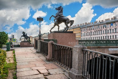 Кони на Аничковом мосту