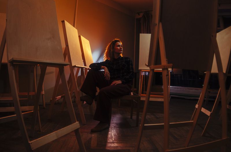 портрет, девушка Художник фото превью