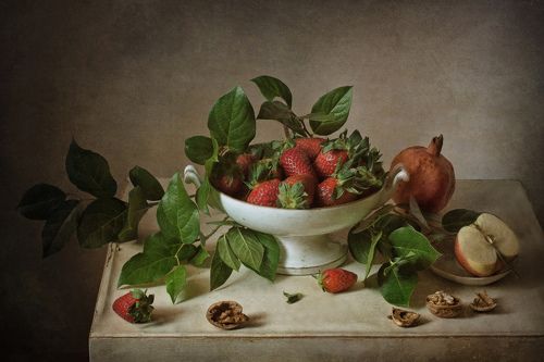 с клубникой, гранатом и половинкой яблока