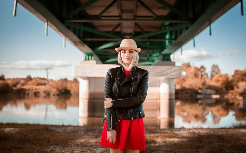 уличное фото, девушка, портрет, уличный портрет, осень, уличная съемка, пленэр, на реке, в платье Под мостом фото превью