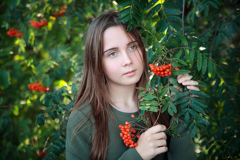 фотосессия, фотопрогулка, солнышко, рябина, радость, счастье, портрет девочки, портрет, осень, лес, питерский лес, дорога, красотка, красота, детский фотограф детский и семейный фотограф ольга францева, девушка, девочка, восторг Екатерина и рябина фото превью