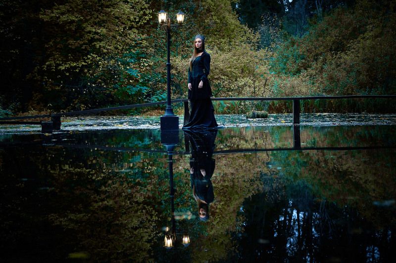 Девушка, осень, фонарь, пруд, готика Фонарь фото превью