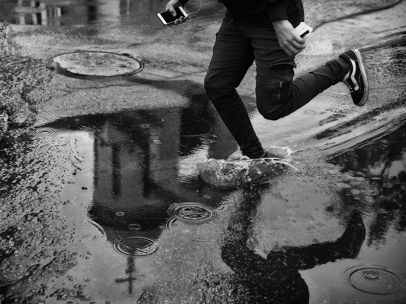 храм, крест, бег, дождь, лужа, капли, круги, ноги, отражение У каждого свой крест фото превью