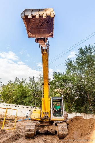 Экскаватор на стройке