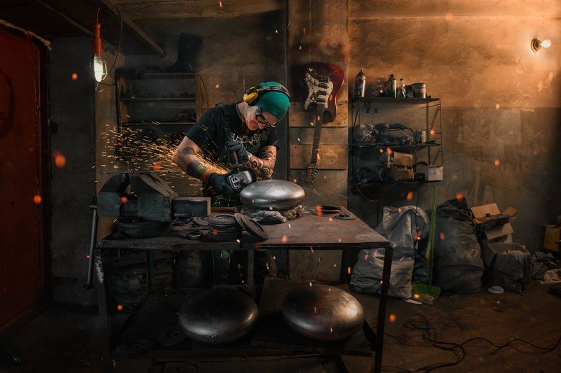 глюкофон, музыка, гараж, мастер, мастерская, композинг, музыкальный инструмент, искры, мужчина, спецодежда, фото-проект, дело мастера Мастер по изготовлению глюкофонов Константин Губин в рамках фото-проекта фото превью