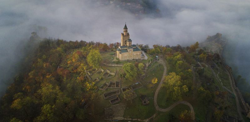 Облака,Царевец,холм,крепость,Велико Тырново,осень,древность Шепот времен. фото превью