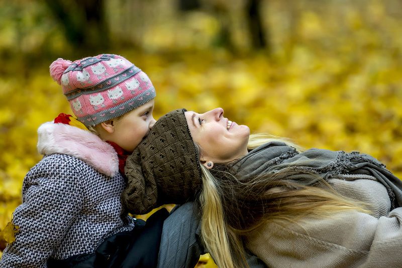 Мама с дочкой. Осенний этюд. фото превью