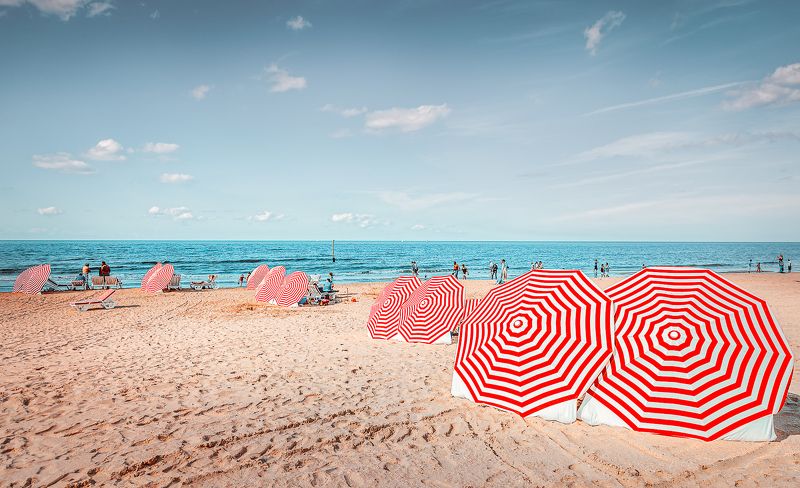 пляж, море, ветер, зонты, песок, бельгия, де панн *Против ветра* фото превью