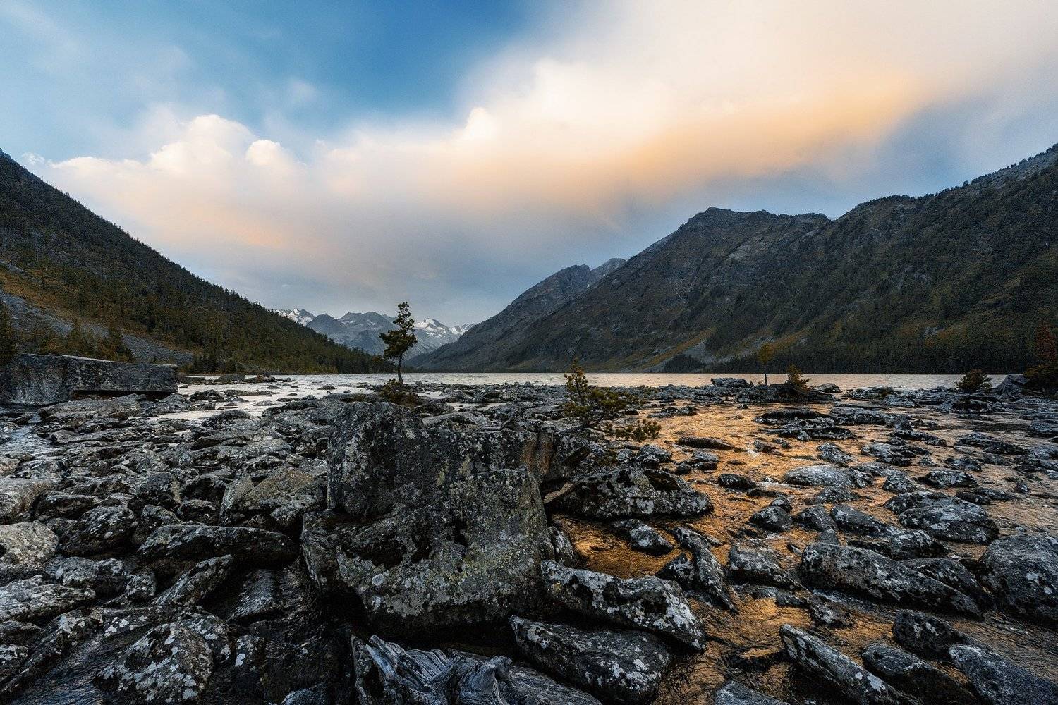 вечер, горы, озеро, камни, валуны, облака, пейзаж, Sven Rok