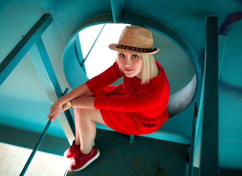 уличное фото, девушка, портрет, уличный портрет, осень, уличная съемка, пленэр, в платье, естественный свет, портретное фото, постановка, постановочное фото, красное платье, модель Марина фото превью