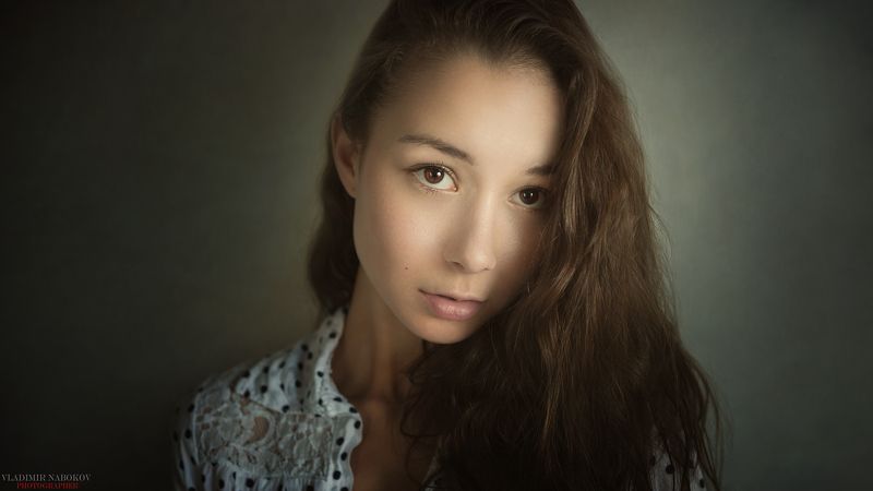 портрет модель дома квартира естественный свет Наивный взгляд  фото превью