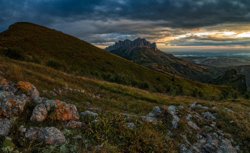 Рассвет у камней фото превью