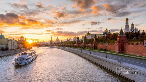 Панорамный вид на Кремль и лодочку