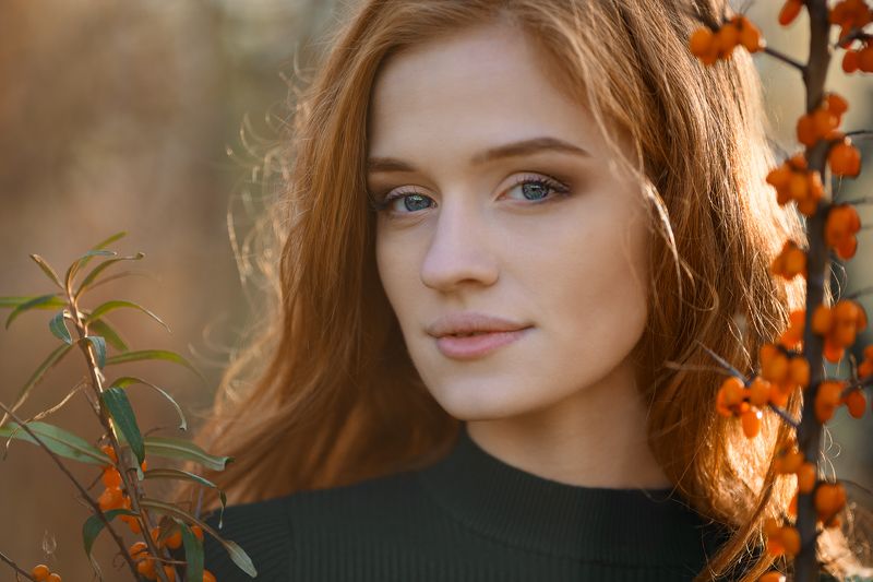девушка, потрет, облепиха, рыжие волосы, осень, красота, настроение, зеленый и оранжевый, лес Осенняя облепиха фото превью