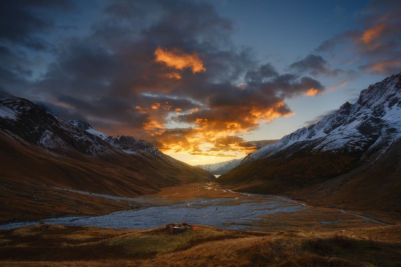 россия, кавказ, северная осетия, горы, ущелье, дигория, рассвет, сумерки, природа, хребет, скалы, небо, река, ледник, болото Небесный взрыв фото превью