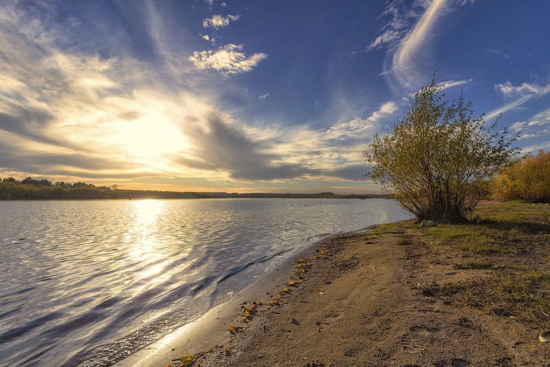 закат, осень, река, небо, облака, отражение, солнце Осень повесила листья сушиться фото превью