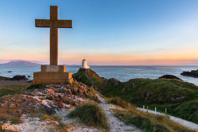 sea,motion,uk,england,water,blue,sunset,waves,sun,lighthouse,stone,rocks,rock,green,blue,yellow,clouds,cloud,sky,landscape, \