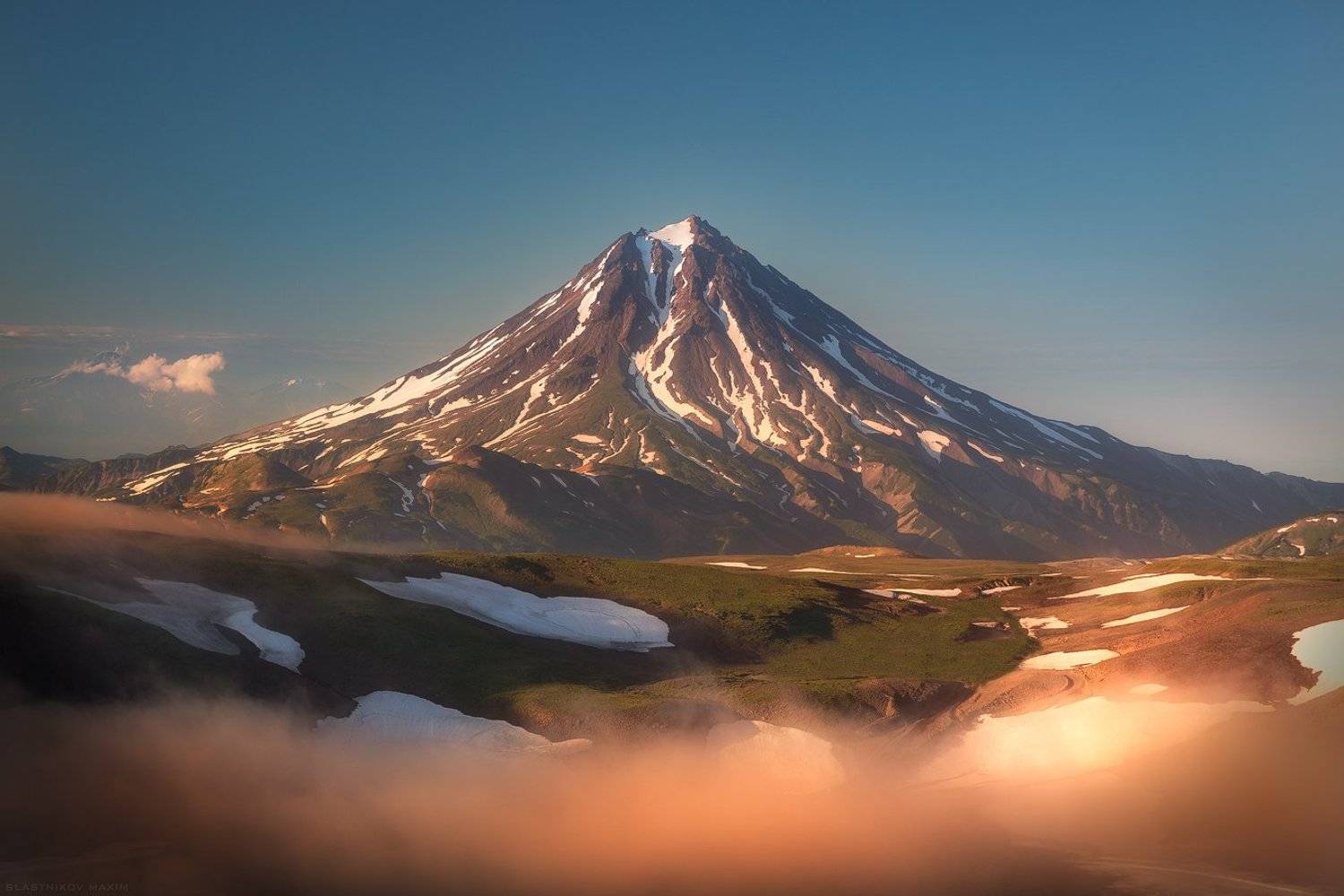 камчатка, облака, россия, горы, снег, пик, высота, поля, трава, пейзаж, небо, sky, travel, trekking, explore, outdoor, clouds, mountains, travel, trekking, outdoor, scenic, peak, mountains, clouds, Максим Сластников