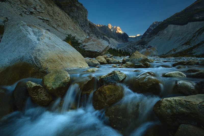 россия, кавказ, северная осетия, горы, ущелье, дигория, закат, сумерки, природа, хребет, скалы, небо, река, ледника, ледник Закат на Караугоме фото превью