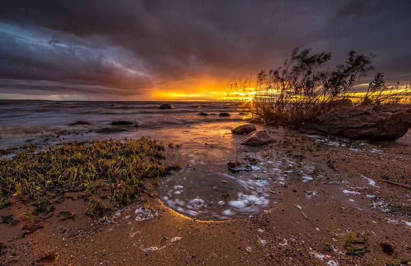Закат, лучи, рыбинка, водохранилище, море, берег, волны Штормовой закат фото превью