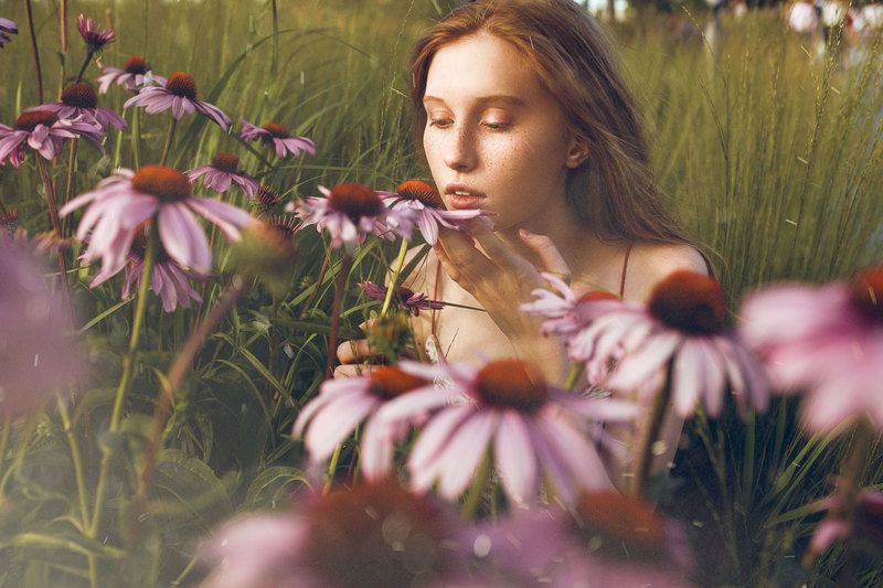 цветы, девушка,рыжая, волосы, глаза,  жанр, портрет, вдохновение, история, веснушки,  illusion, beautiful, woman, portraiture, art, face  фото превью