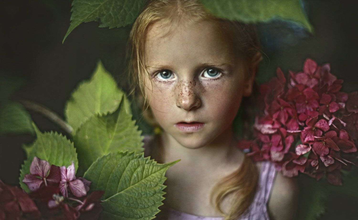 портрет, девочка, глаза, взгляд, веснушки, жанр, жанровый портрет, свет, цвет, цветы, лицо, Постонен Екатерина