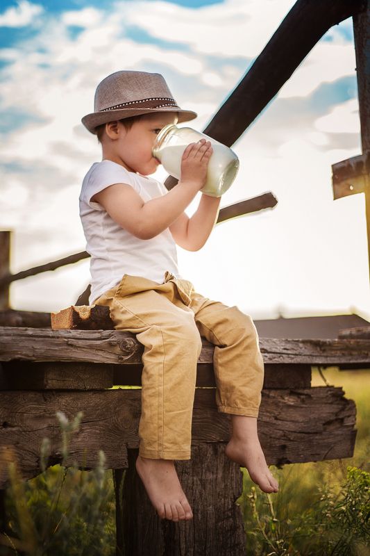 Глоток молока фото превью