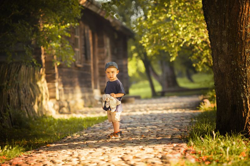 ребенок, мальчик, детская фотография, в деревне, игрушка ,портрет  фото превью