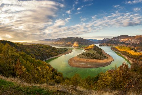 Осенью эта, река носит бирюзовые одежды.