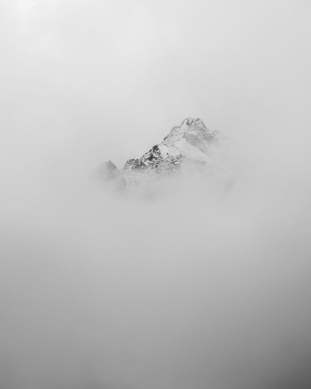 россия, кавказ, северная осетия, горы, ущелье, дигория, рассвет, сумерки, природа, хребет, скалы, небо, река, ледник, туман, облакака Горный минимализм фото превью