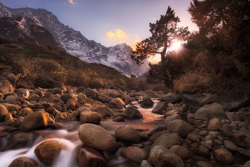 Непал, Сагарматха, путешествия, высота, горы, вода, закат, золото, облака, лес, снег, light, snow, peak, travel, trekking, landscape, mountains, landscapephotography, sunset, sun, river, stone, peak, range, explore, outdoor, scenic Light фото превью