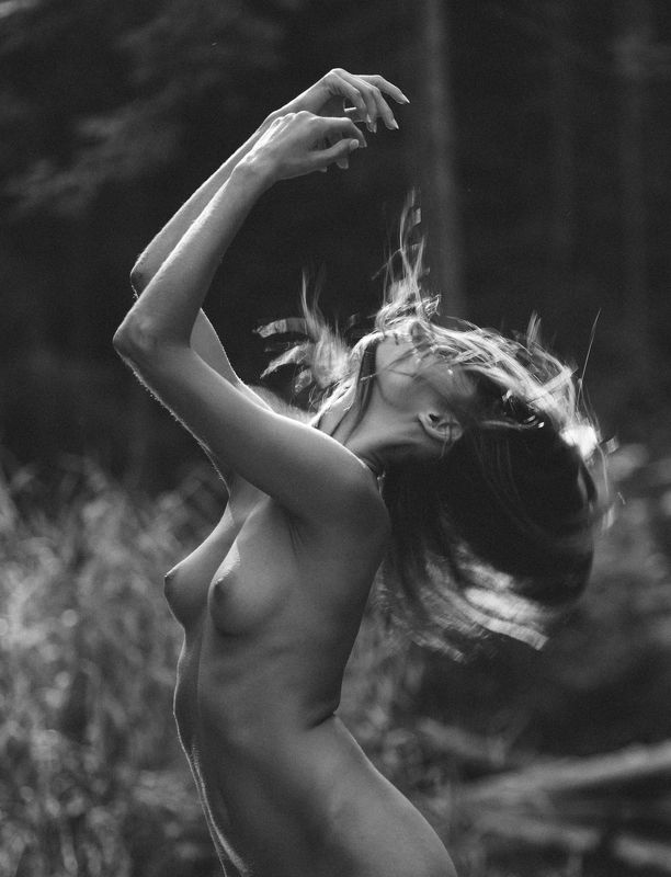 girl, female, nude, nature, model, natural, b&w Dancer in the forest фото превью
