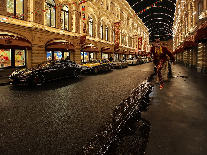 огни, отражение, гирлянды, парень, прыжок, машины, вечер, гум, улица, лужа, дорога, витрины Огни вечернего ГУМа фото превью