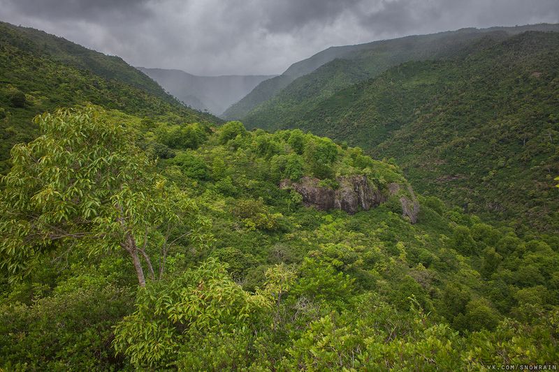 пейзаж, природа, облака, горы, путешествия, travel, wildlife, nature, sky, clouds, mountain, landscape, дождь, rain, canon Дождь выходит из ущелья фото превью