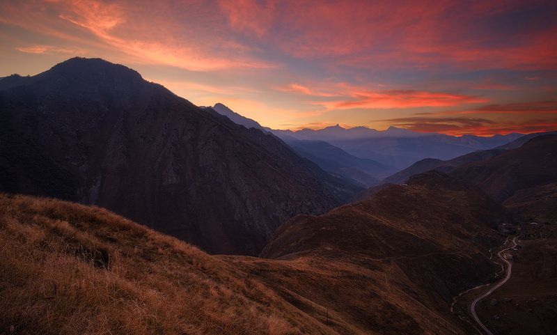 россия, кавказ, северная осетия, горы, ущелье, дигория, закат, сумерки, природа, хребет, скалы, небо, дорогаога Дигория фото превью