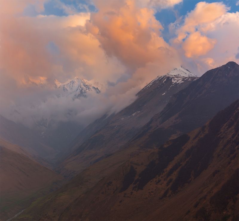 природа, пейзаж, кавказ, горы, весна, вечер, панорама, закат, солнце, небо, облака, свет после заката фото превью