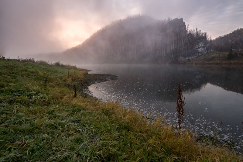 утро, рассвет, туман, скалы, изморозь, трава Облака над водой фото превью