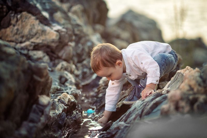 мальчик, ручей, горы, игра, детский фотограф, эмоции, boy, face, kids, дети Intriguing game фото превью